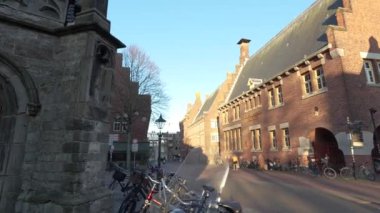 Alkmaar, Kuzey Hollanda, Hollanda, 3 Kasım 2024: Hollanda, Alkmaar şehir merkezinde yürüme. Kanallar, binalar sokaklar. Yürüyorum