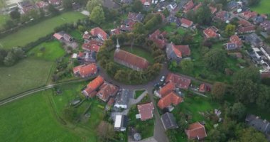 Niehove, Groningen, Hollanda, 13. Centurty Kilisesi 'nin insansız hava aracı videosu..
