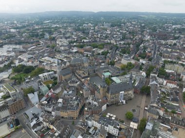 Aachen Katedrali, Almanya 'daki Rathaus Aachen. Şehir manzarası, hava aracı videosu. Aachen, Almanya.