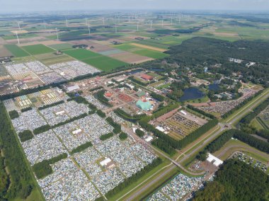 Hollanda, Biddinghuizen, Flevoland 'da yaz mevsiminde kamp alanı ve eğlence parkını da kapsayan müzik festivali. Hava aracı videosu.