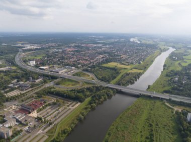 Venlo, şehir merkezi genel görünümü, nehir kenarı, binalar ve altyapı. Hava filtresi fotoğrafı.