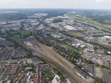 Venlo iş parkı, Ubroek, Maas nehri boyunca Venlo ticaret limanı. Hava aracı videosu