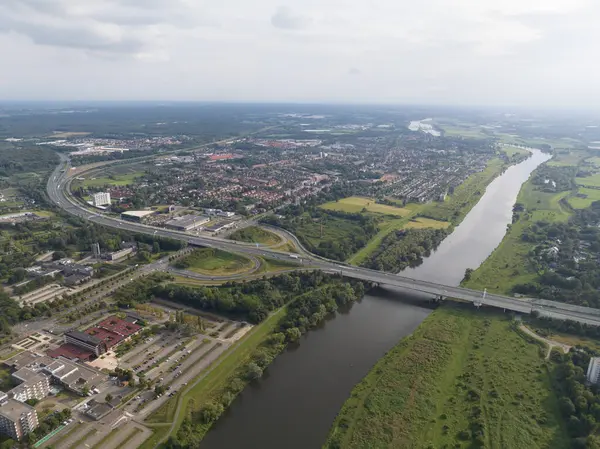 Venlo, şehir merkezi genel görünümü, nehir kenarı, binalar ve altyapı. Hava filtresi fotoğrafı.