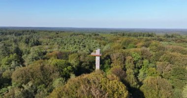 De Kaap 'ın, Pelerin Gözcü Kulesi' nin hava aracı videosu. Amerongse Berg, Utrecht, Hollanda. macera ve eğlence, doğa parkında.