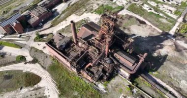 Charleroi, Belçika 'daki patlama fırınının insansız hava aracı videosuyum. Metal ağır sanayi bölgesi.