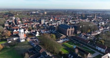 Utrecht, Hollanda 'daki Vianen köyünün insansız hava aracı videosu. evler, binalar, şehir manzarası.