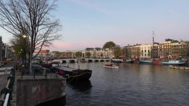 Amsterdam, Kuzey Hollanda, Hollanda, 2 Kasım 2024: Amsterdam, Hollanda şehir merkezi caddeleri. Kanallar ve evler.