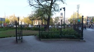 Amsterdam, Kuzey Hollanda, Hollanda, 2 Kasım 2024: Amsterdam, Hollanda şehir merkezi caddeleri. Kanallar ve evler.