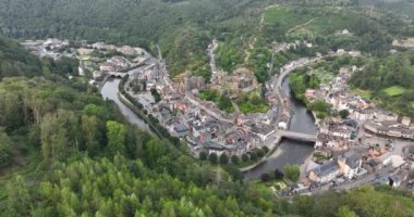 La Roche en Ardenne, Belçika 'nın küçük bir köyünün insansız hava aracı videosu..