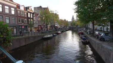 Amsterdam, Kuzey Hollanda, Hollanda, 2 Kasım, Amsterdam 'ın kanalları ve şehir merkezlerini, tarihi binaları ve şehir atmosferlerini inceliyorum. Gündüz.