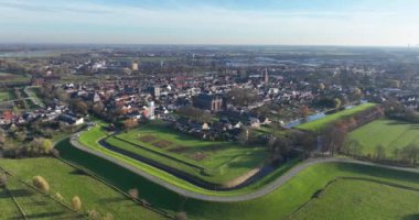 Vianen, Utrecht, Hollanda köyünün insansız hava aracı videosu..