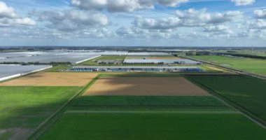 Hollanda 'daki büyük ölçekli bir veri merkezinin insansız hava aracı videosu. Bilgi teknolojisi.