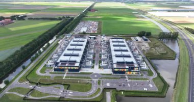 Hollanda 'daki büyük ölçekli bir veri merkezinin insansız hava aracı videosu. Bilgi teknolojisi.