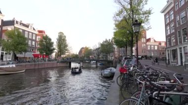 Amsterdam, Kuzey Hollanda, Hollanda, 2 Kasım, Amsterdam 'ın kanalları ve şehir merkezlerini, tarihi binaları ve şehir atmosferlerini inceliyorum. Gündüz.