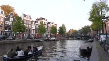 Amsterdam, Kuzey Hollanda, Hollanda, 2 Kasım, Amsterdam 'ın kanalları ve şehir merkezlerini, tarihi binaları ve şehir atmosferlerini inceliyorum. Gündüz.