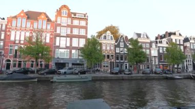 Amsterdam, Kuzey Hollanda, Hollanda, 2 Kasım, Amsterdam 'ın kanalları ve şehir merkezlerini, tarihi binaları ve şehir atmosferlerini inceliyorum. Gündüz.