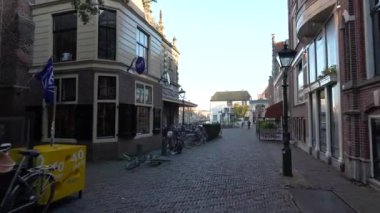 Alkmaar, Kuzey Hollanda, Hollanda, 3 Kasım 2024: Hollanda, Alkmaar şehir merkezinde yürüme. Kanallar, binalar sokaklar. Yürüyorum