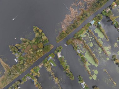 Hollanda 'daki Loosdrechtse Plassen' de hava aracı görüntüsü..
