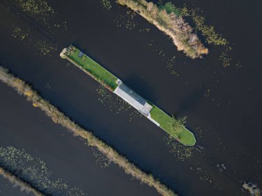 Bir hava aracı Loosdrechtse Plassen 'deki su üzerindeki küçük evleri, su doğasındaki boş evleri görüyor..