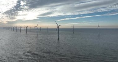 Açık deniz rüzgar türbinleri, yeşil yenilenebilir enerji.