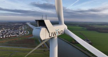 Houten, Utrecht, Hollanda, 1 Aralık 2024. U Rüzgâr türbini, Utrecht bölgesinde sürdürülebilir enerji kaynakları, özellikle rüzgar enerjisi..