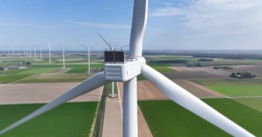 Yenilenebilir enerji, Hollanda 'da açık alanda rüzgar türbini. Hava aracının yakın görüntüsü. Yeşil sürdürülebilir enerji sembolü.