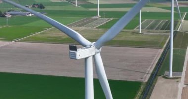 Yenilenebilir enerji, Hollanda 'da açık alanda rüzgar türbini. Hava aracının yakın görüntüsü. Yeşil sürdürülebilir enerji sembolü.