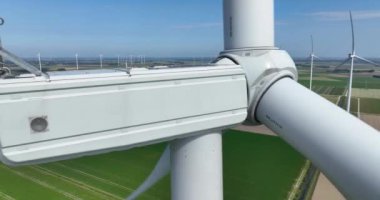 Yenilenebilir enerji, Hollanda 'da açık alanda rüzgar türbini. Hava aracının yakın görüntüsü. Yeşil sürdürülebilir enerji sembolü.