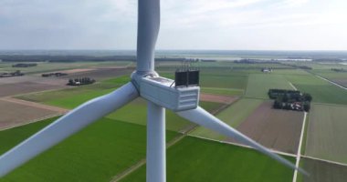Yenilenebilir enerji, Hollanda 'da açık alanda rüzgar türbini. Hava aracının yakın görüntüsü. Yeşil sürdürülebilir enerji sembolü.