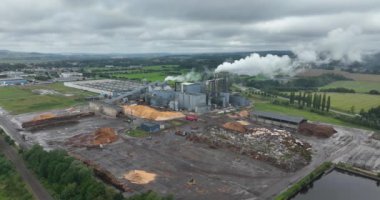 Ahşap fabrikası, odun parçaları. Tahta paneller imal ediliyor. Mobilyalar ve diğer ürünler. Hava aracı görünümü.