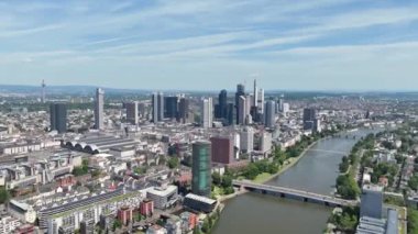 Frankfurt am Main, Almanya 'nın hiperhızlandırılmış zaman geçişi üzerine bir hava görüntüsü.