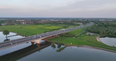 A2 karayolu ve köprüsünün hava görüntüsü, Hollanda 'da altyapı. Trafik, ulaşım ve hareketlilik