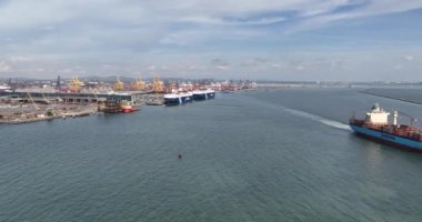Amphoe Sri Racha, Changwat Chonburi, Tayland, 27 Haziran, 2024 Maersk konteyner gemisi Laem Chabang limanından ayrılıyor. Denizaşırı taşımacılık ve lojistik.