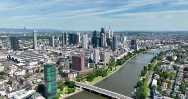 Frankfurt am Main 'in ufuk çizgisinde bir hava manzarası. Almanya' nın ana caddesi. Gündüz yüksek binaları olan finans bölgesi..