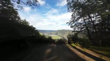 Mirante Waldeslust, Briedern, Almanya 'da panoramik manzara. Metternich Kalesi ve Vadisi, Moselle Nehri. Hava aydınlatma havası.