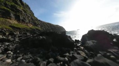 Ponta da ferraria 'daki hava manzarası, Azores adalarındaki kayalıkları kaplayan termal banyolar Sao Miguel, Portekiz.