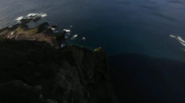 Ponta da ferraria 'daki hava manzarası, Azores adalarındaki kayalıkları kaplayan termal banyolar Sao Miguel, Portekiz.