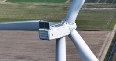 Rüzgarın gücüyle sürdürülebilir temiz yeşil enerji üreten rüzgar türbininin hava görüntüsü.