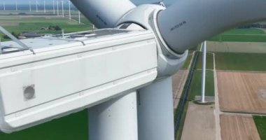 Rüzgarın gücüyle sürdürülebilir temiz yeşil enerji üreten rüzgar türbininin hava görüntüsü.