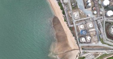 Tayland 'da Petrokimya rafinerisi, okyanusta Changwat Chonburi. Fosil yakıt ve enerji sanayi bölgesi. Hava görünümü.