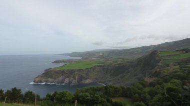 Atlantik okyanusu ve Portekiz 'in Azores, Sao Miguel sahil şeridi üzerindeki görüş açısı. Uçurumlar ve okyanus manzarası.