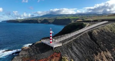 Farolim dos Fenais da Ajuda, Sao Miguel adasında, Azores, Portekiz. Hava aracı görünümü.