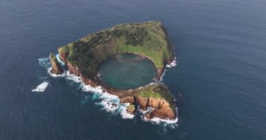 Ilheu de Vila Franca do Campo, Portekiz 'in Azores kıyısında küçük bir ada. Hava aracı görünümü.