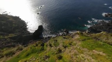 Fpv 'nin insansız hava aracı Azores uçurumları üzerinde uçuyor, ponta da ferraria, Sao Miguel, Portekiz, okyanustaki engebeli uçurumlar.