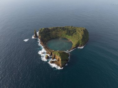Ilheu de Vila Franca do Campo, Portekiz 'in Azores kıyısında küçük bir ada. Hava aracı görünümü.