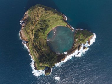 Ilheu de Vila Franca do Campo, Portekiz 'in Azores kıyısında küçük bir ada. Hava aracı görünümü.