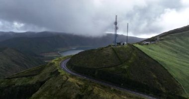 İletişim kulesi, Lagoa do Fogo, Sao Miguel, Azores, Portekiz 'deki telsiz telekomünikasyon tesisi. Hava aracı videosu.