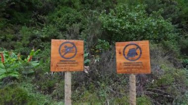 Yüzme işareti yok, Lagoa do Fogo, Sao Miguel, Azores, Portekiz 'de yüzmek yasak..