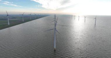 Offshore rüzgar türbinleri, enerji sistemleri, yeşil sürdürülebilir gelişim. Enerji geçişi var. Hava aracı videosu.