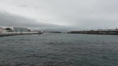 Ponta delagda, Sao Miguel adasında halka açık bir yüzme limanı. Döndürme görünümü.